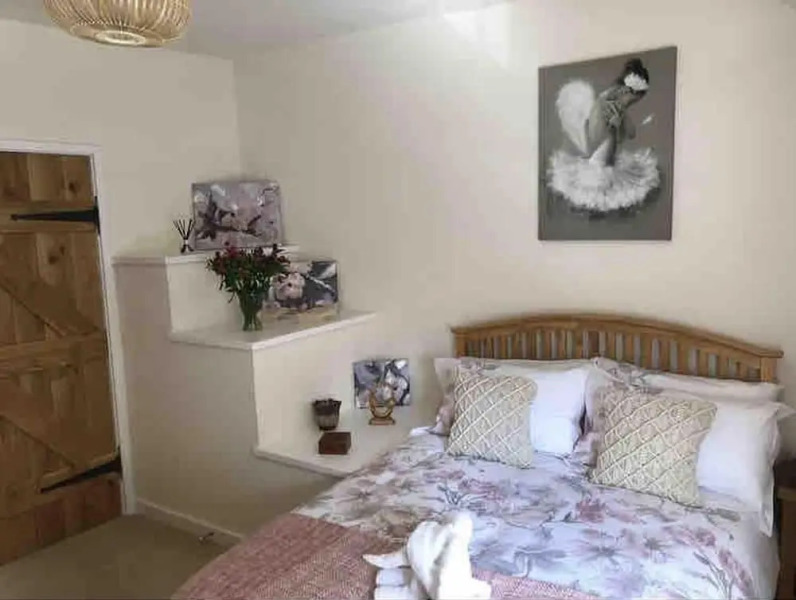 2 Bed Cottage - Sleeps 4 - Parking - Wifi