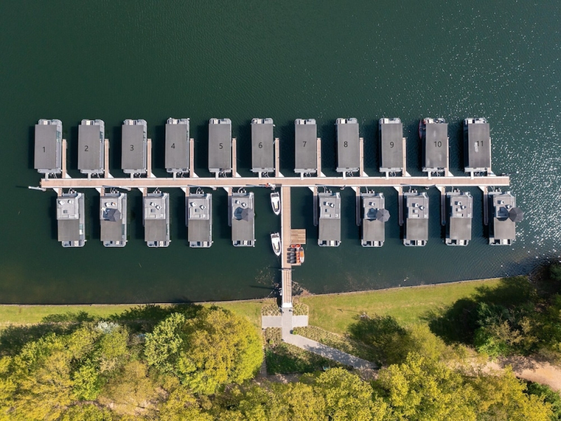 Ultimate Enjoyment in and on the Water in a Luxury Houseboat on the Lake Mooker