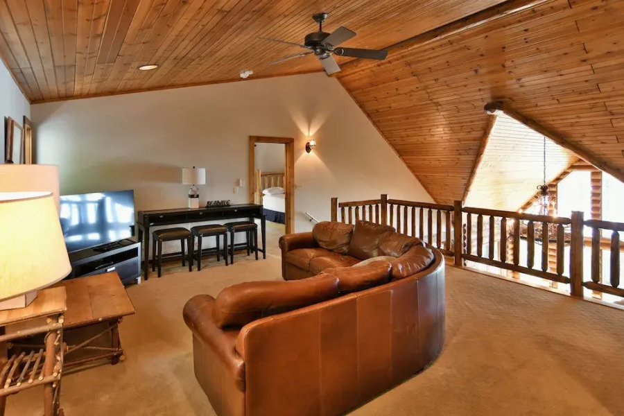 Lumberjack Lodge 5 Bedroom Home by RedAwning