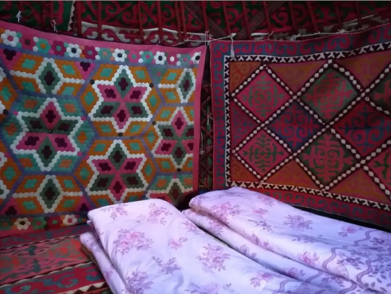 Юртовый лагерь Azamat на озере Сонкёль