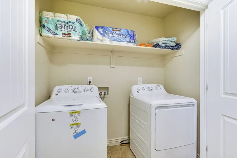 Hike, Golf & Ski: Family Home in South Jordan