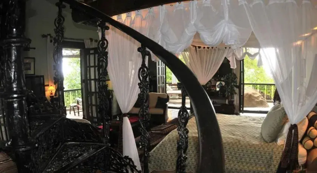 Residence on the Rocks