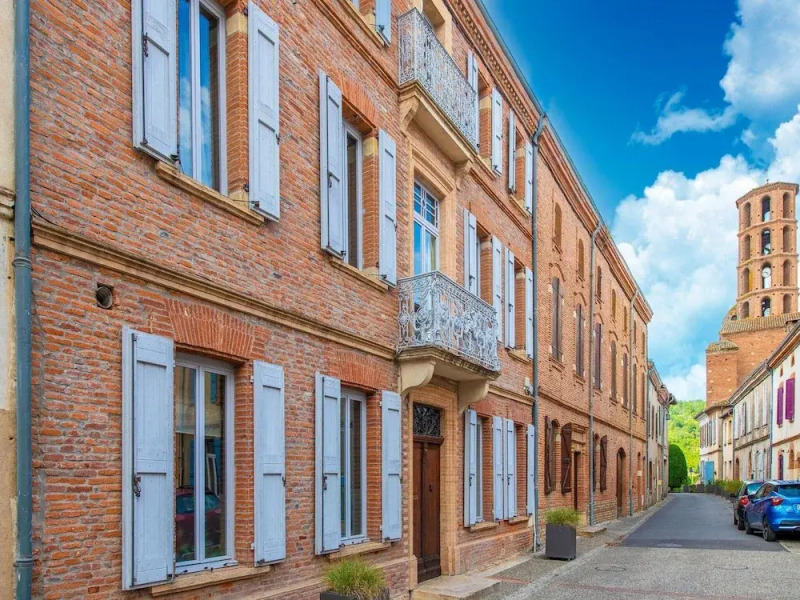 Mansion With Swimming Pool