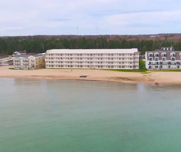 Mackinaw Beach & Bay Inn & Suites