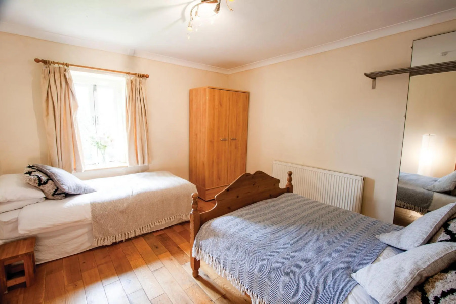 The Lake House Retreat - 7 Bedroom Holiday Home - Sleeps 20 - Southgate