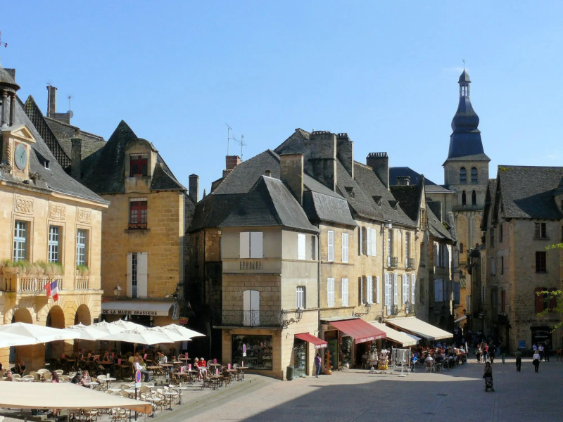 Charming Cottage with Pool in Vezac South of France
