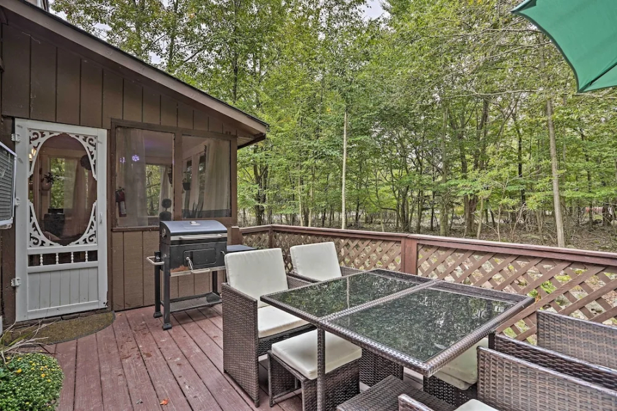 15 Mi to Camelback Ski Resort: Home w/ Deck!