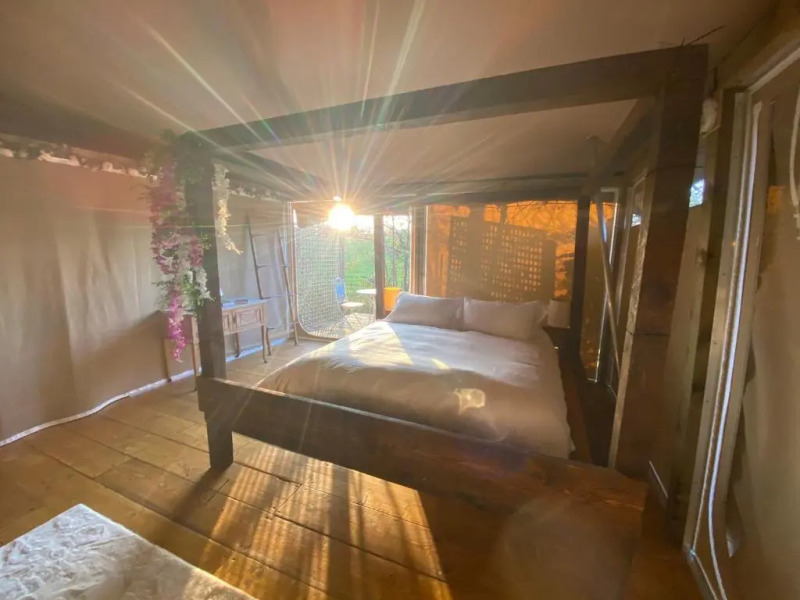 Beautiful Lakeside Safari Lodge