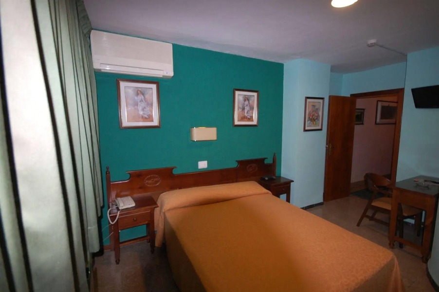 Vintage Hotel Mercedes