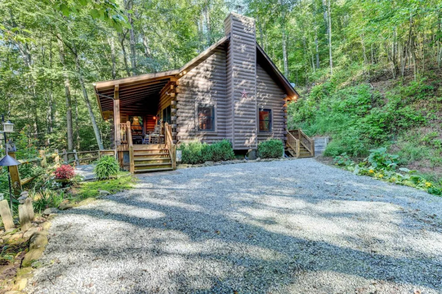 Waynesville Cabin w/ Covered Deck & Fire Pit!