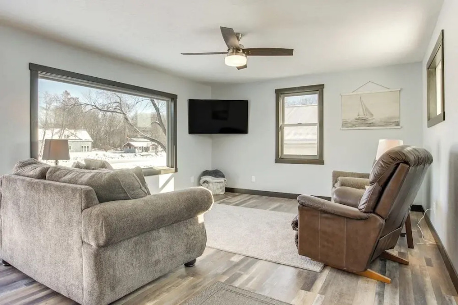 Boat Dock: Riverfront Oconto Home!