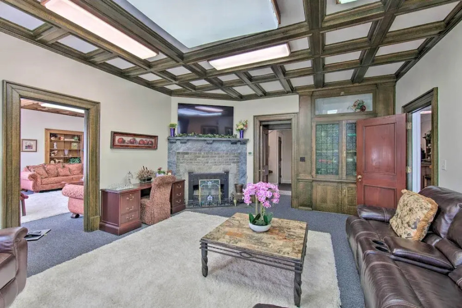 8 Mi to Hersheypark: Luxe Manor in Annville