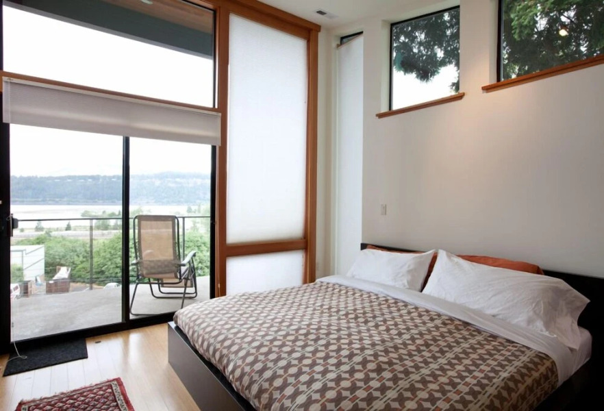 Bridge View Loft 3 Bedroom Condo by RedAwning