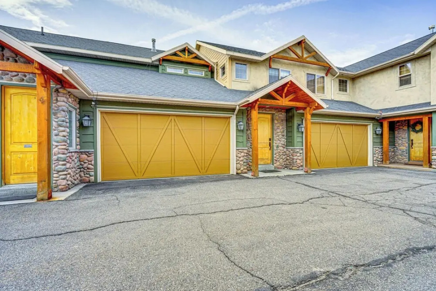 Hot Tub & Mtn-view Deck: Townhome in Eden