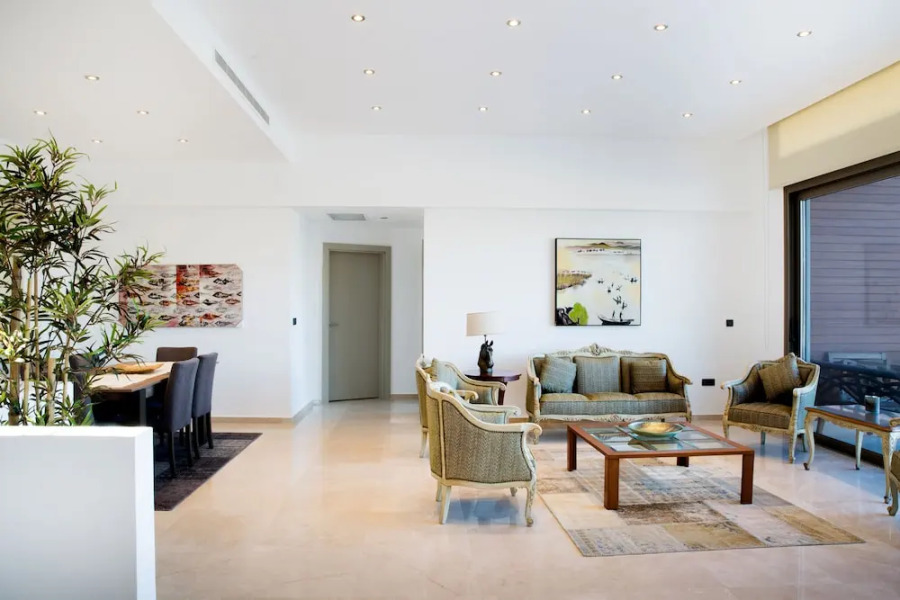 Important Group Villa Green