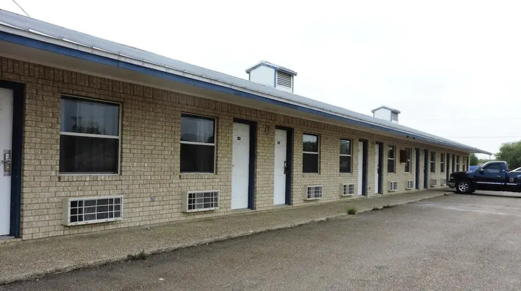 Riata Inn Crystal City