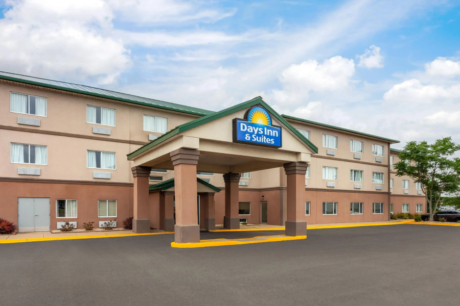 Days Inn & Suites by Wyndham Morris/I-80