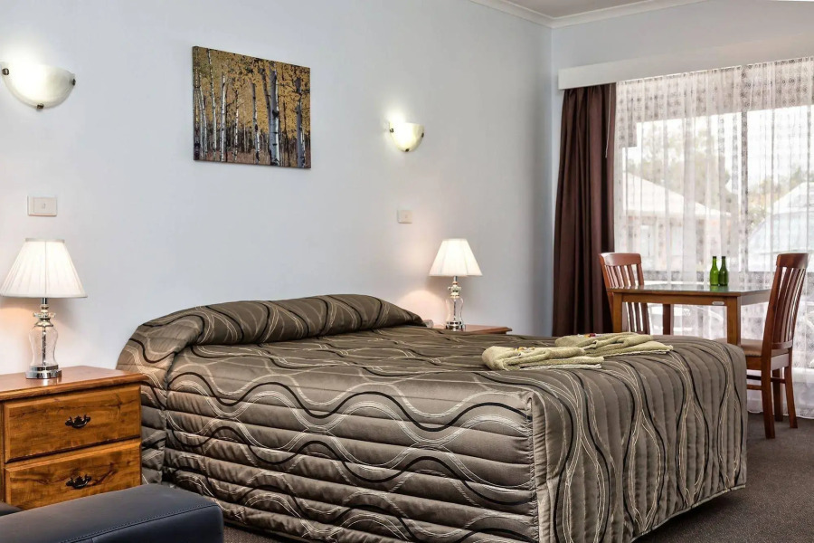 Holbrook Town Centre Motor Inn