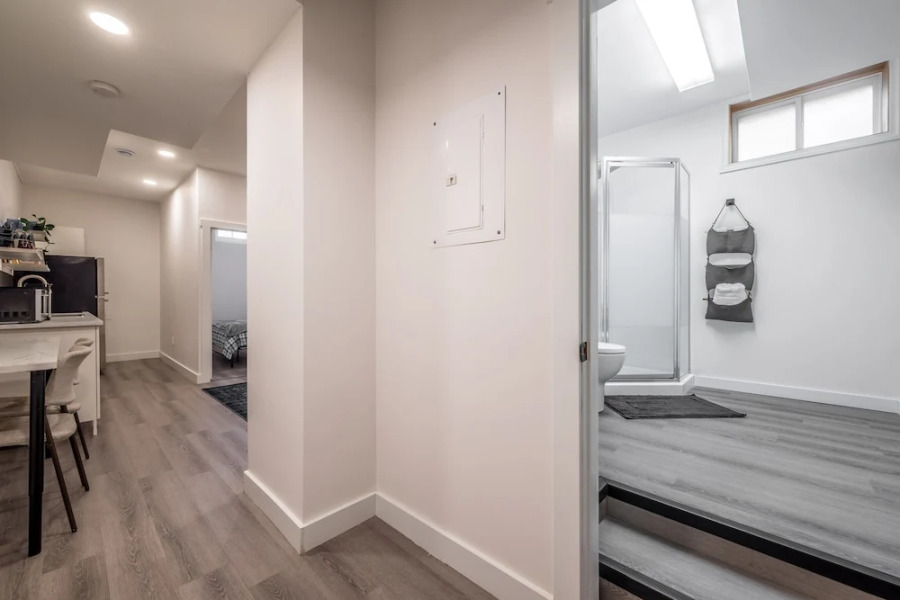 Spacious Newly Renovated 1 Bedroom Suite