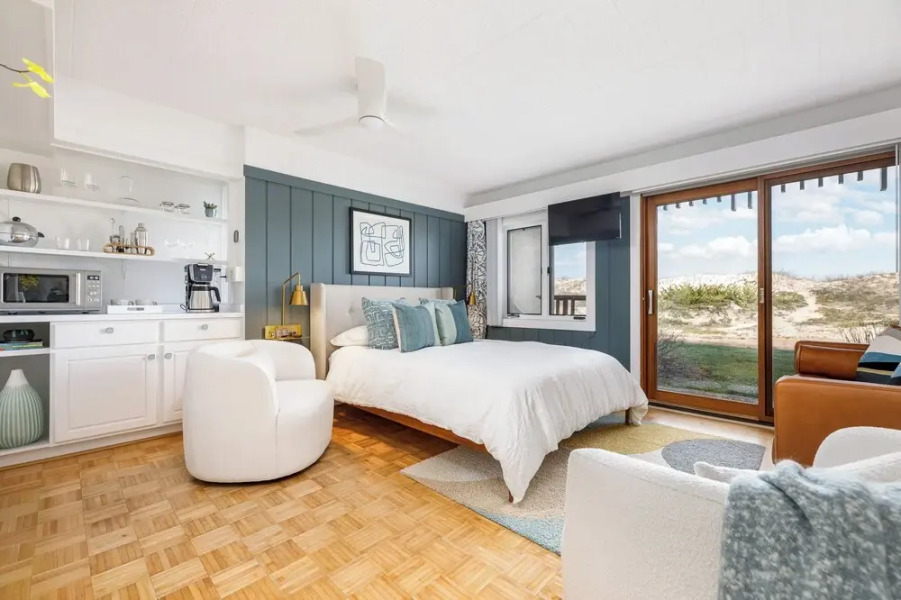 Glen Arbor Riverfront Retreat: Steps to Beach!