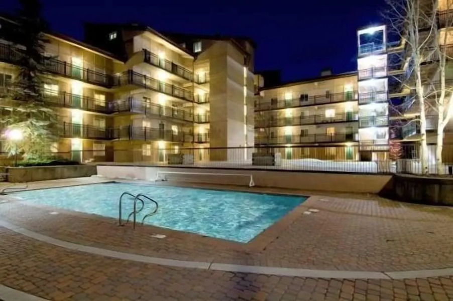 Vantage Point Apartments with easy Access to Gondola by RedAwning