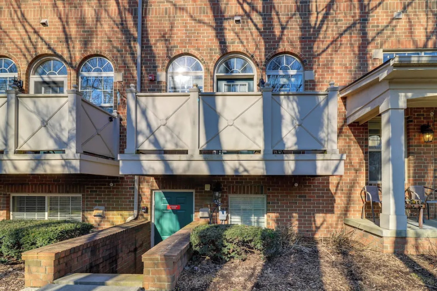 Michigan Townhome w/ Smart TV: 25 Mi to Detroit!