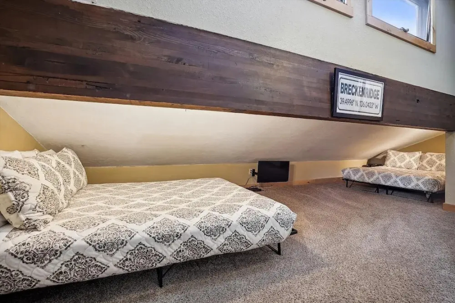 4 O'clock Lodge A16 1 Bedroom Condo by RedAwning
