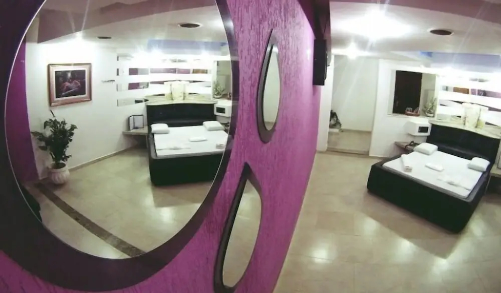 Flamboyant Motel - Adults Only