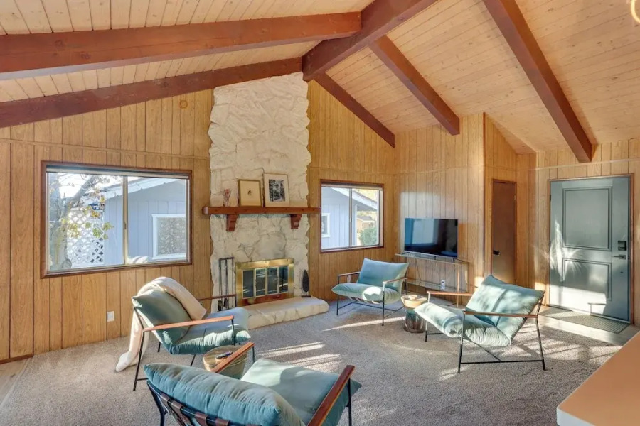 Crestline Cabin: Mountain Views & Fire Pit!