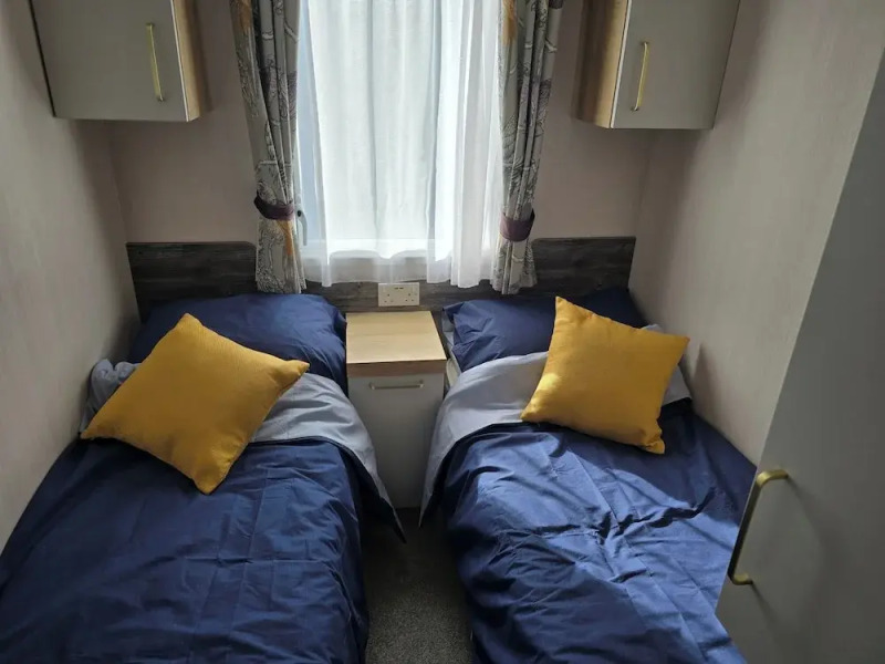 3 Bed-sleeps 8-free Parking-5 Min to Beach