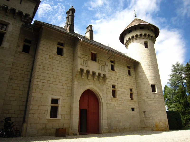 Alluring Castle in Serrières-en-chautagn With Pool