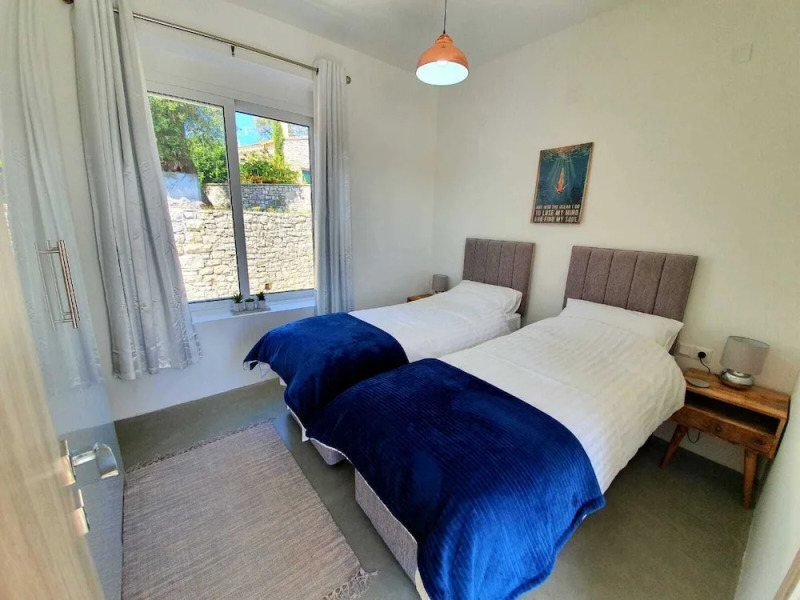 Villasleeps10-garden-freeparking-pool-ac