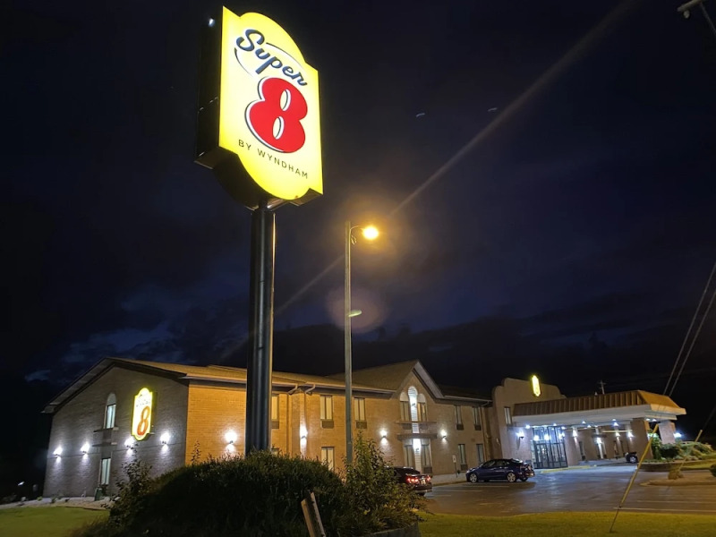 Super 8 Motel - Metropolis