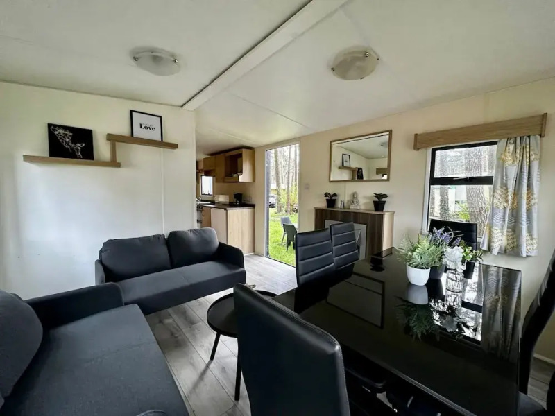 Residence With a Spacious Garden Located in a Child-friendly Park