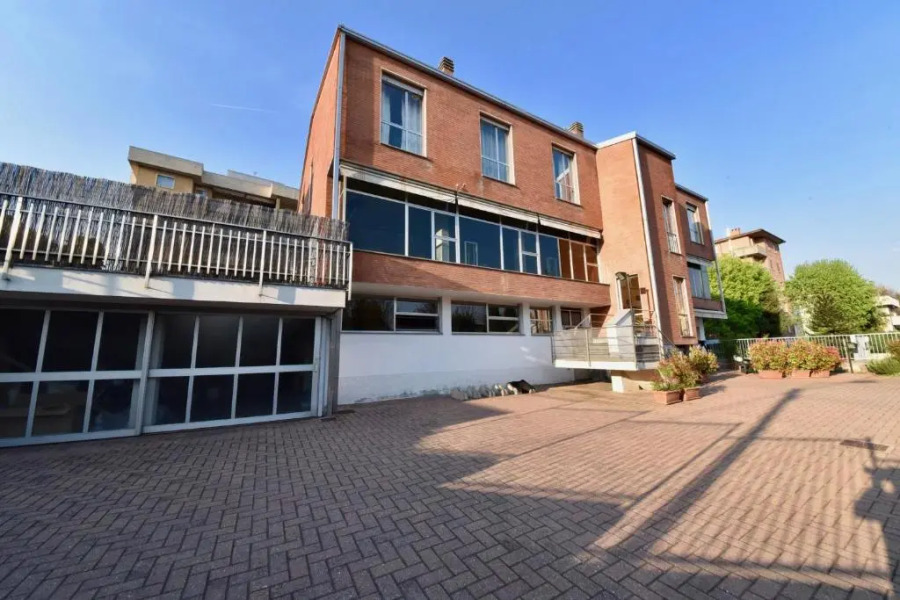 Modern- family apartment halfway between Milano and Como