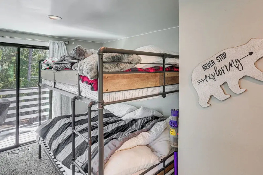 Lake Arrowhead Cabin w/ Hot Tub & Mountain Views!