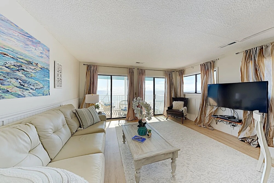 New Listing! Oceanfront W/ Balcony & Pool 1 Bedroom Condo