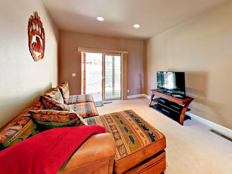 913 Lake Tahoe Blvd Home 4 Bedrooms 3.5 Bathrooms Home