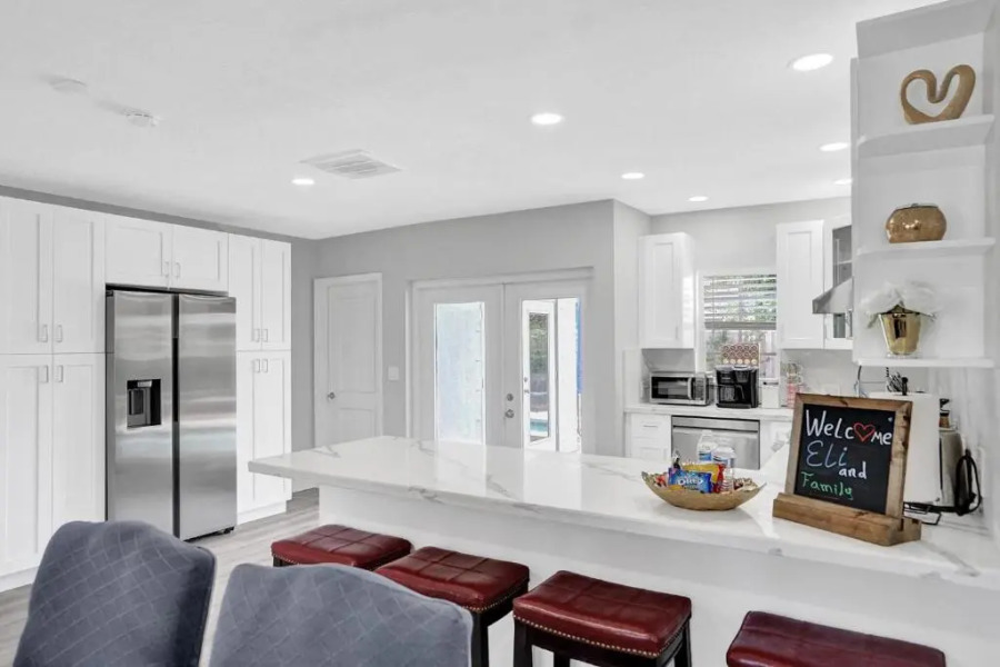 Modern 4bdr Home With Pool By The Beach