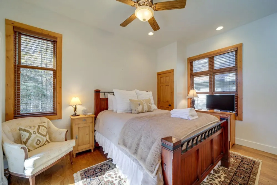 Sapphire Vacation Rental < 1 Mi to Whisper Lake!