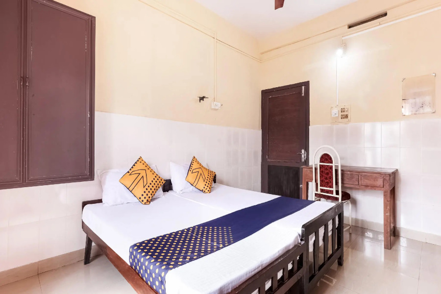 SPOT ON 60665 Royal Tourist Home