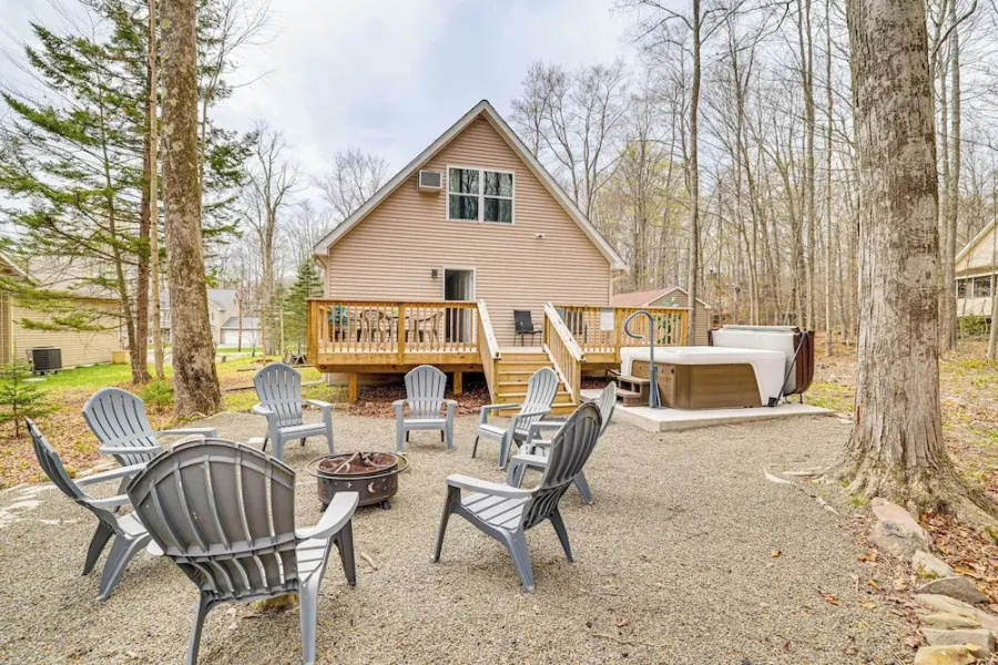 Hot Tub + Decks: Tree-lined Retreat in Pocono Lake