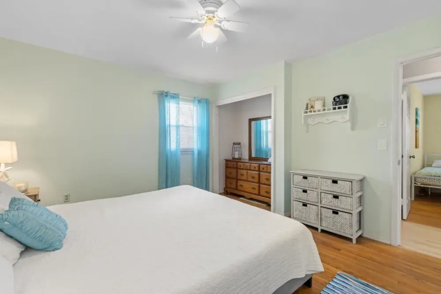 Poppy s Hampton House Large Yard Near Town Beach Restaurant Newl