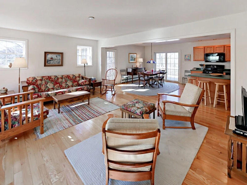 79 Middle Rd Home 3 Bedrooms 2.5 Bathrooms Home