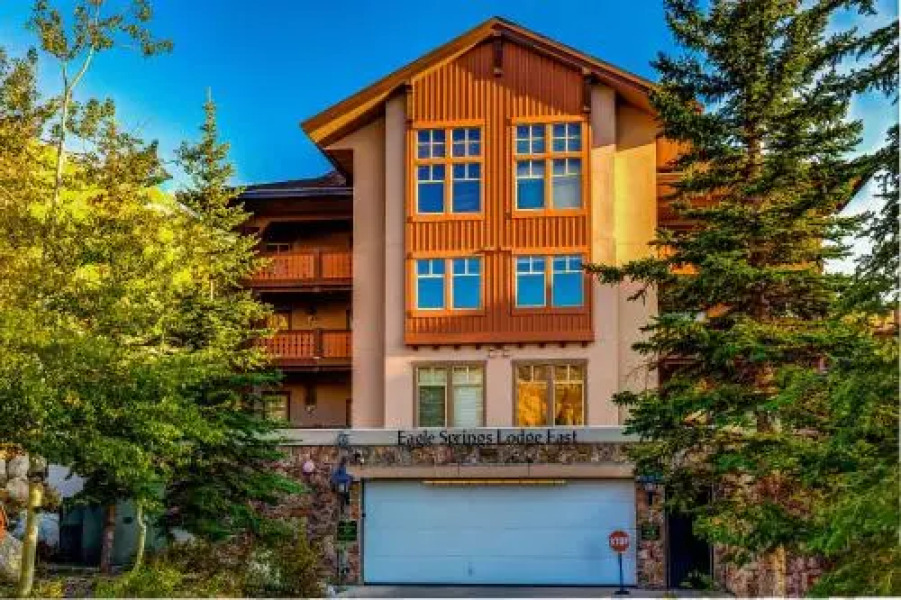 Eagle Springs East 101: Red-Wing Suite