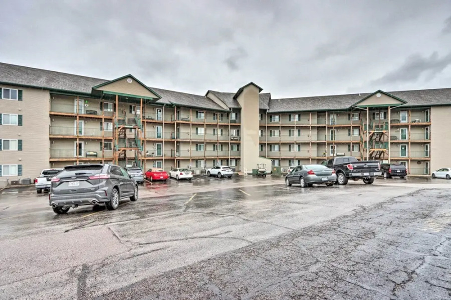 Pool Access & Lake Views: Camdenton Condo