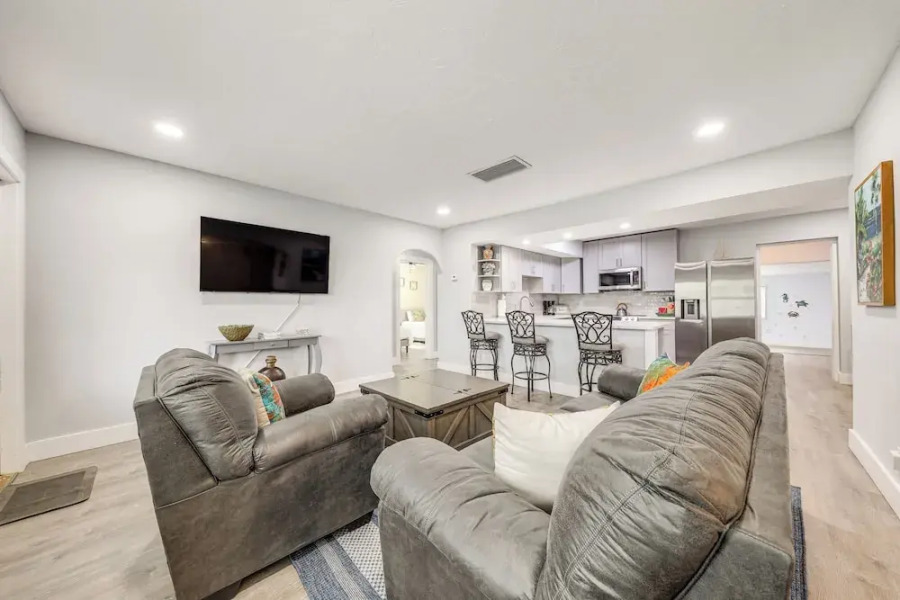 1 Mi to Beach: Sunny Lantana Cottage w/ Pool!