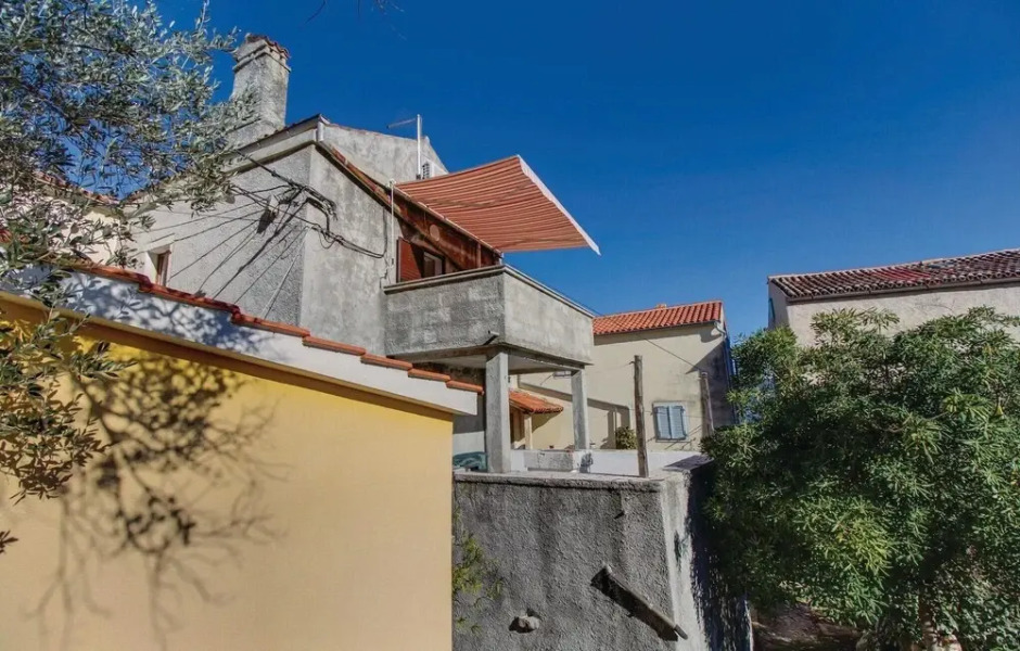 Awesome Apartment in Valun With 1 Bedrooms