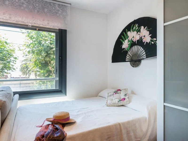 Beachfront studio 20 mins to bcn center