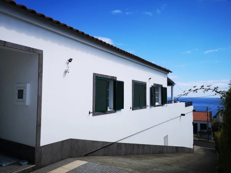 Holiday Home 2 Minutes From the Beach and Close to Major Tourist Attractions!